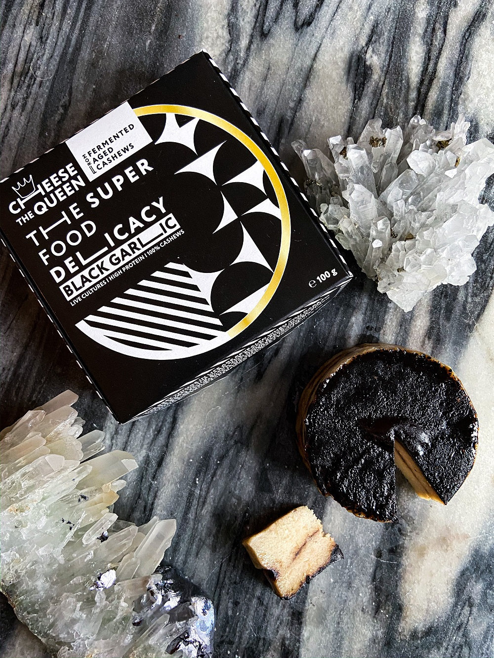 Specialitate Maturata Bio din Caju cu Usturoi Negru Cheese The Queen 100 g